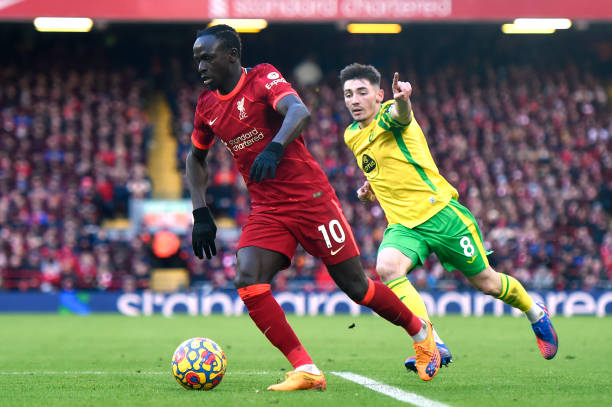 展示出她在 展示出她在